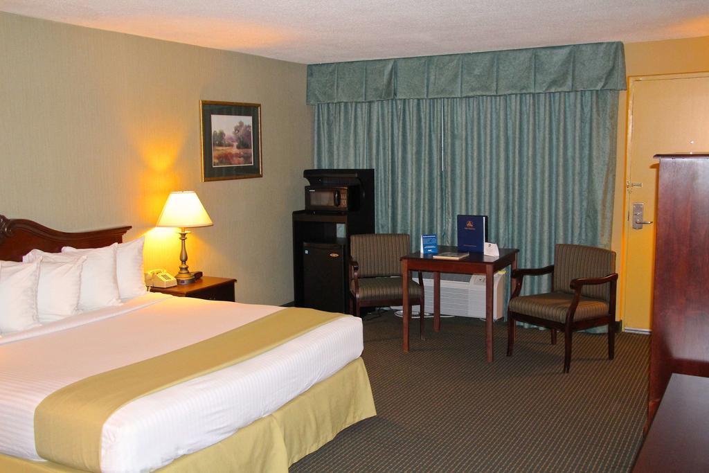 Clarion Inn Falls Church-Arlington Екстер'єр фото
