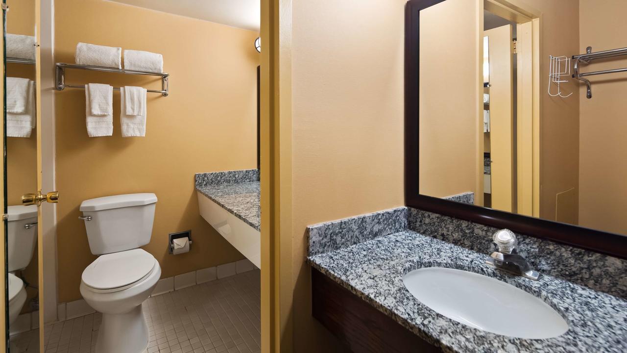 Clarion Inn Falls Church-Arlington Екстер'єр фото